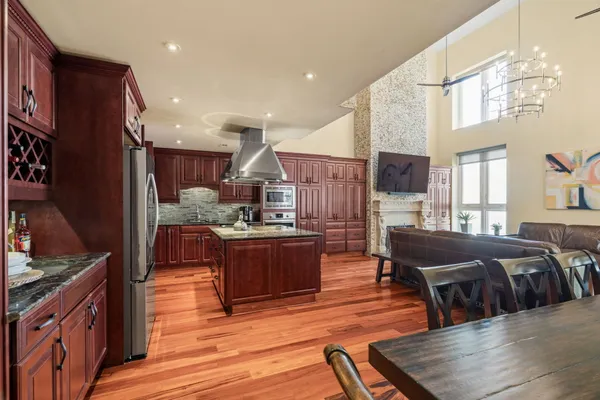 $1,400,000 | 802-10 Locust Street, Unit 201, Philadelphia, PA 19107