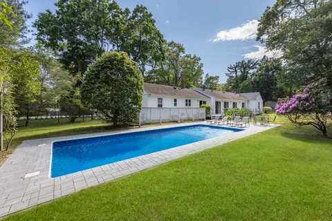$2,500,000 | 58 Buell Ln Extension, East Hampton, NY 11937