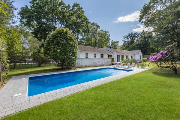 $2,500,000 | 58 Buell Ln Extension, East Hampton, NY 11937