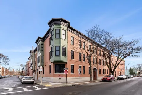 $725,000 | 202 Maverick Street, Unit 106, Boston, MA 02128