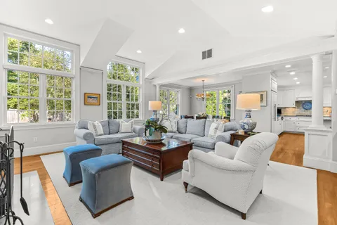 $4,150,000 | 33 Hundreds Circle, Wellesley Hills, MA 02481