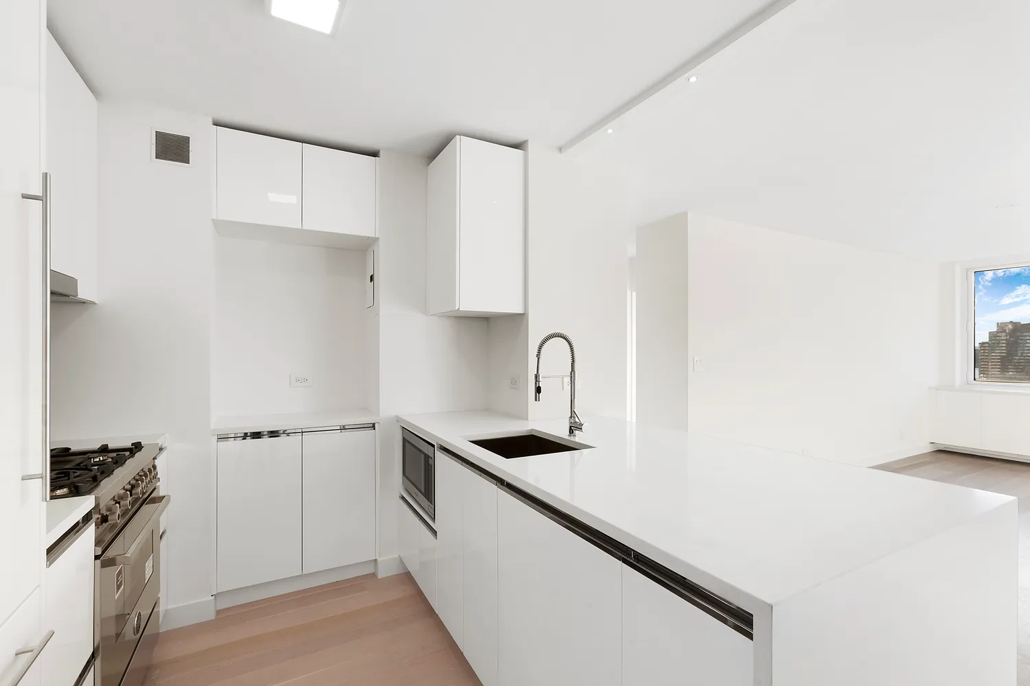 $7,650 | 301 West 53rd Street, Unit 19A | Hell's Kitchen