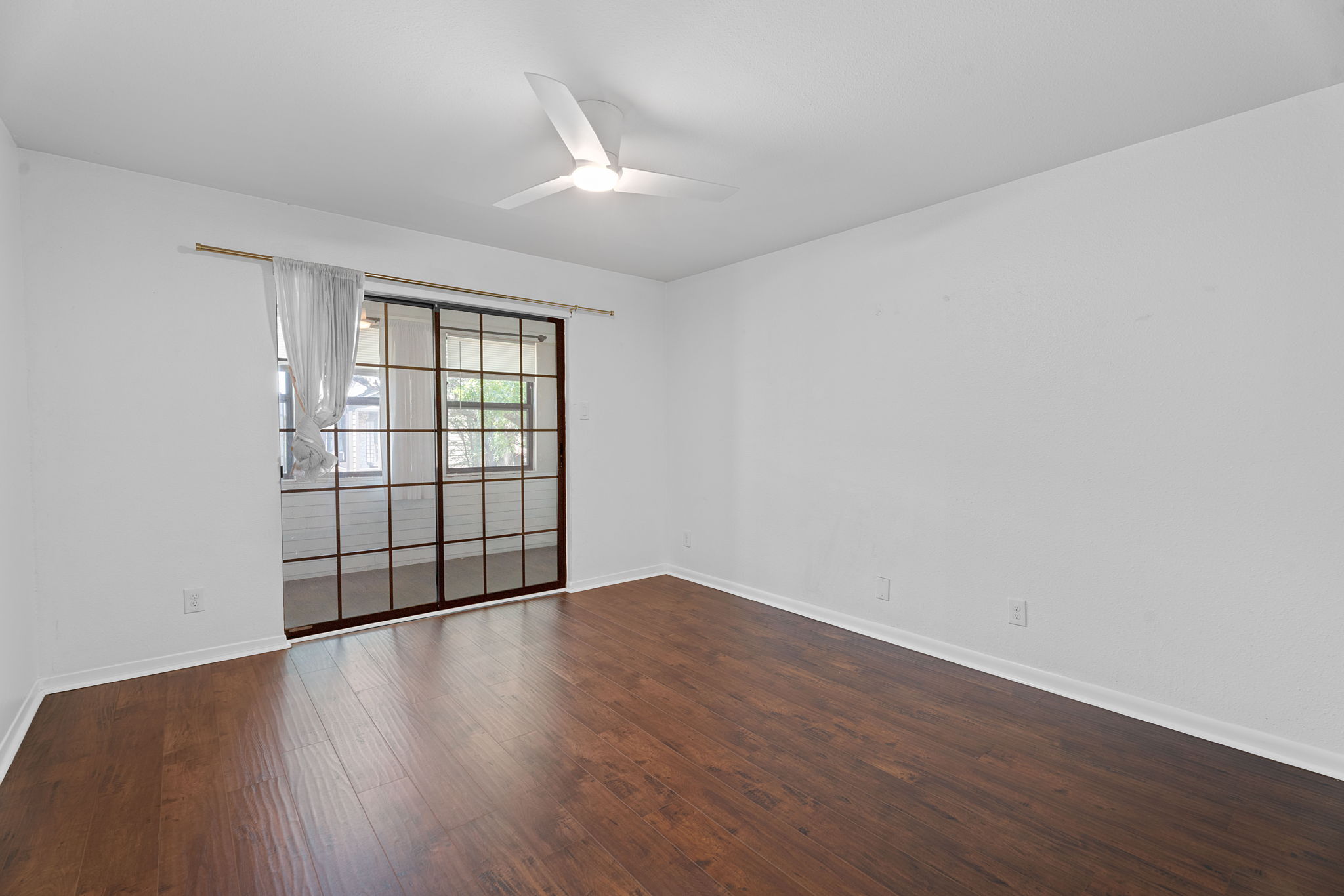 1510 West N Loop Boulevard, Unit 424 Austin, TX 78756 - Photo 15 of 25 a view of an empty room with wooden floor and a window