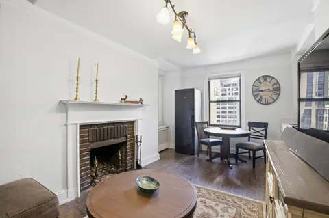 $585,000 | 10 Mitchell Place, Unit 9F | Midtown East