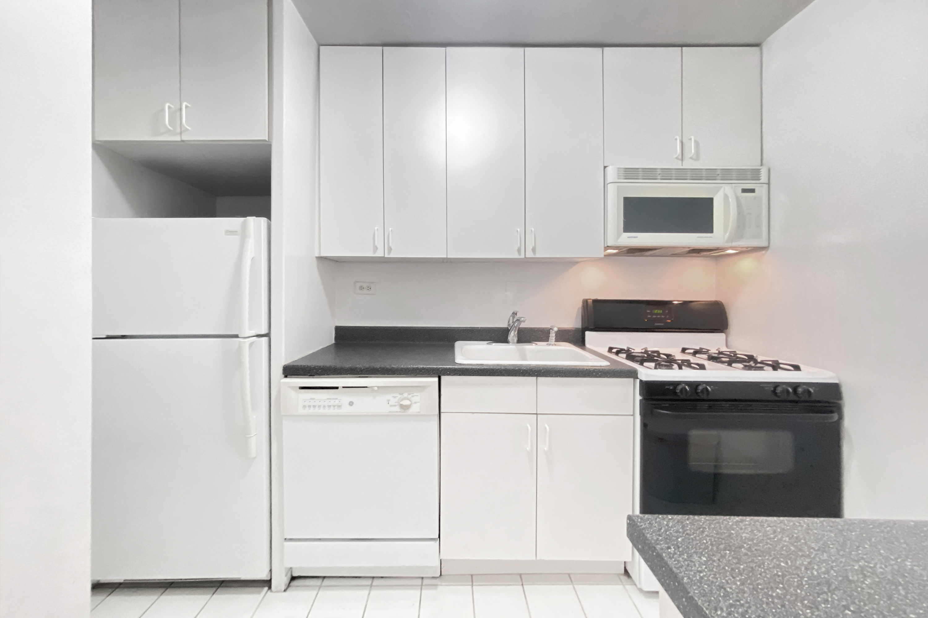 300 East 33rd Street, Unit 15F Manhattan, NY 10016 - Photo 3 of 13