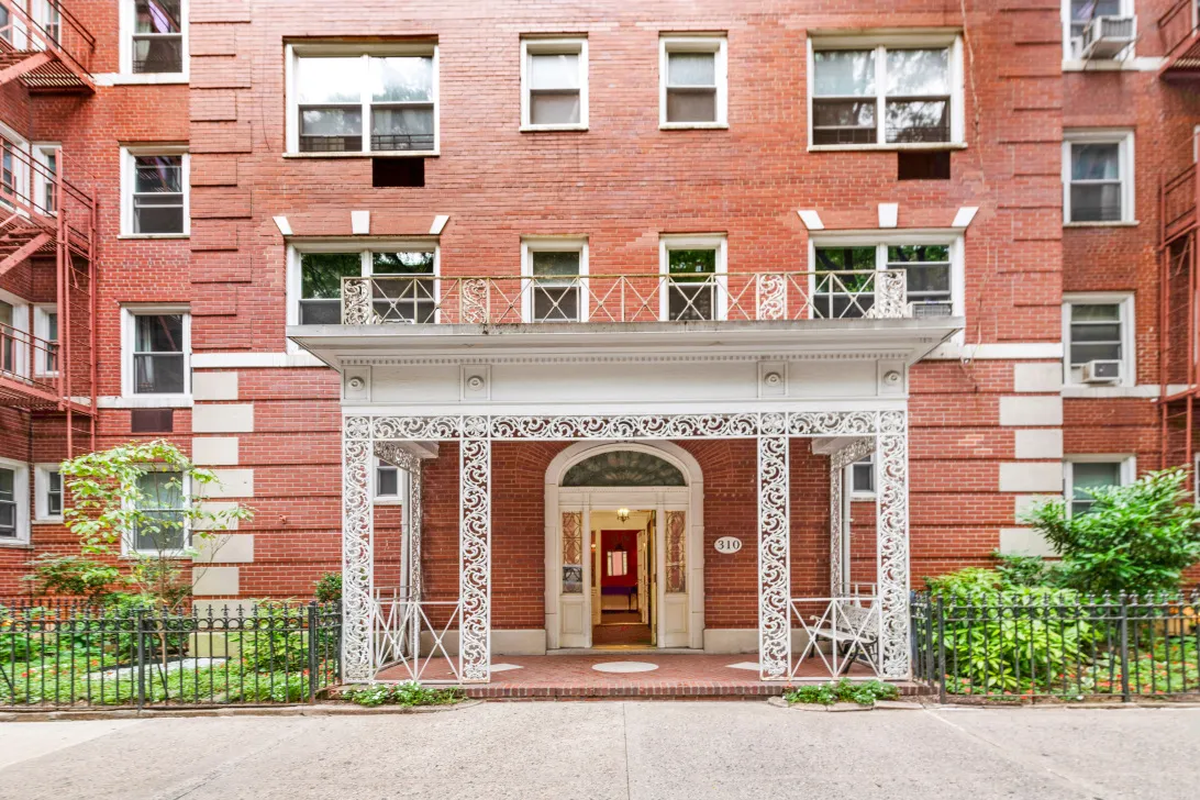 $495,000 | 310 West 55th Street, Unit 6K | Hell's Kitchen