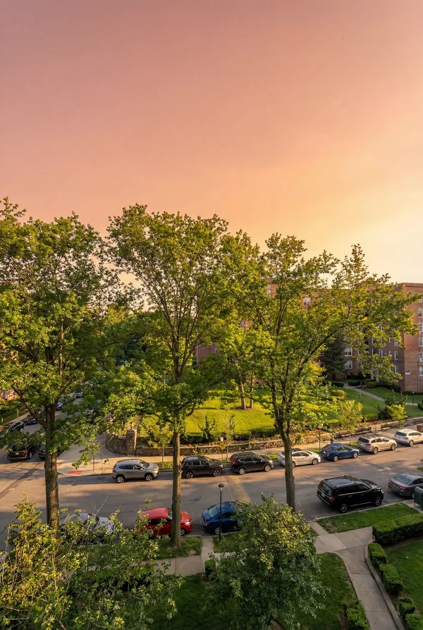 $200,000 | 5610 Netherland Avenue, Unit 4B | North Riverdale