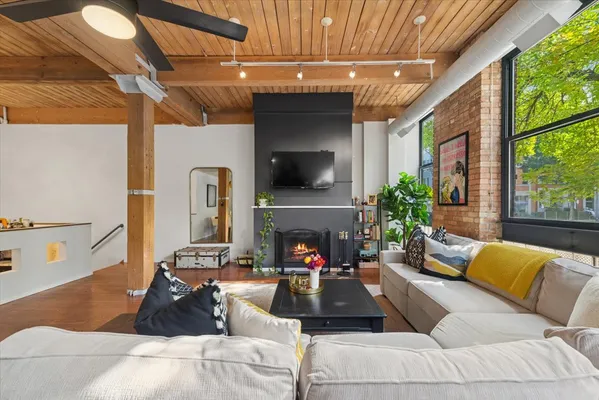 $395,000 | 2804 North Lakewood Avenue, Unit 103, Chicago, IL 60657