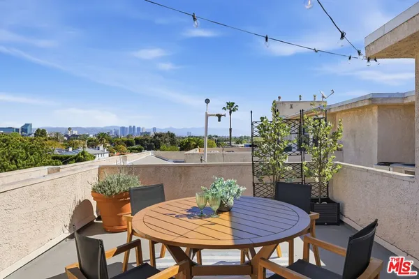 $1,180,000 | 12321 Ocean Park Boulevard, Unit 18, Los Angeles, CA 90064