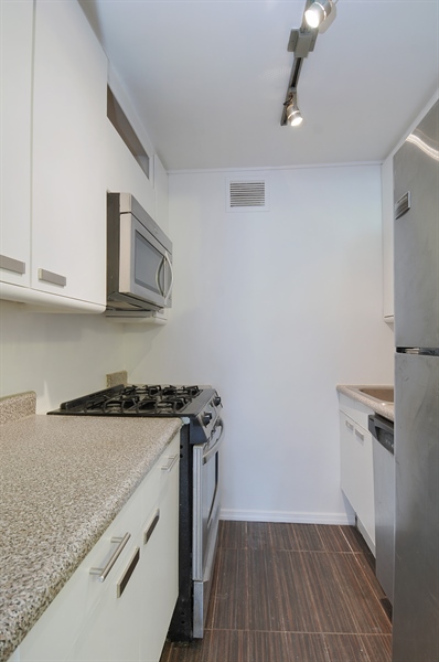300 Rector Place, Unit 4E Manhattan, NY 10280 - Photo 3 of 9
