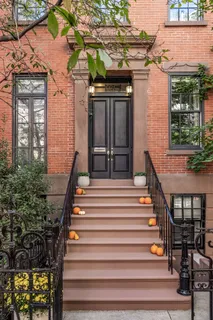 a view of entryway with a front door