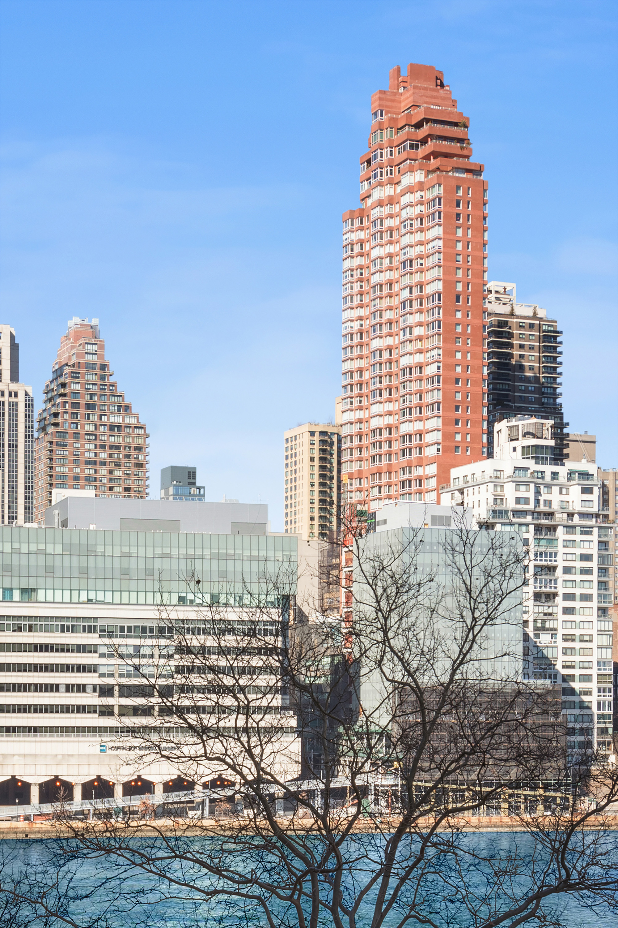 575 Main Street, Unit 509 Manhattan, NY 10044 - Photo 16 of 25 a view of a tall building