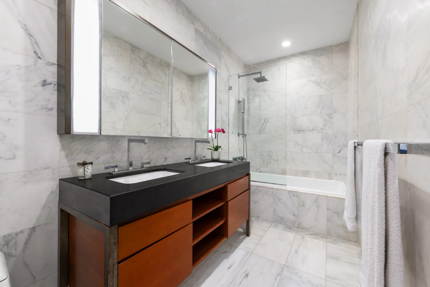 $5,500 | 75 Wall Street, Unit 19N | Financial District