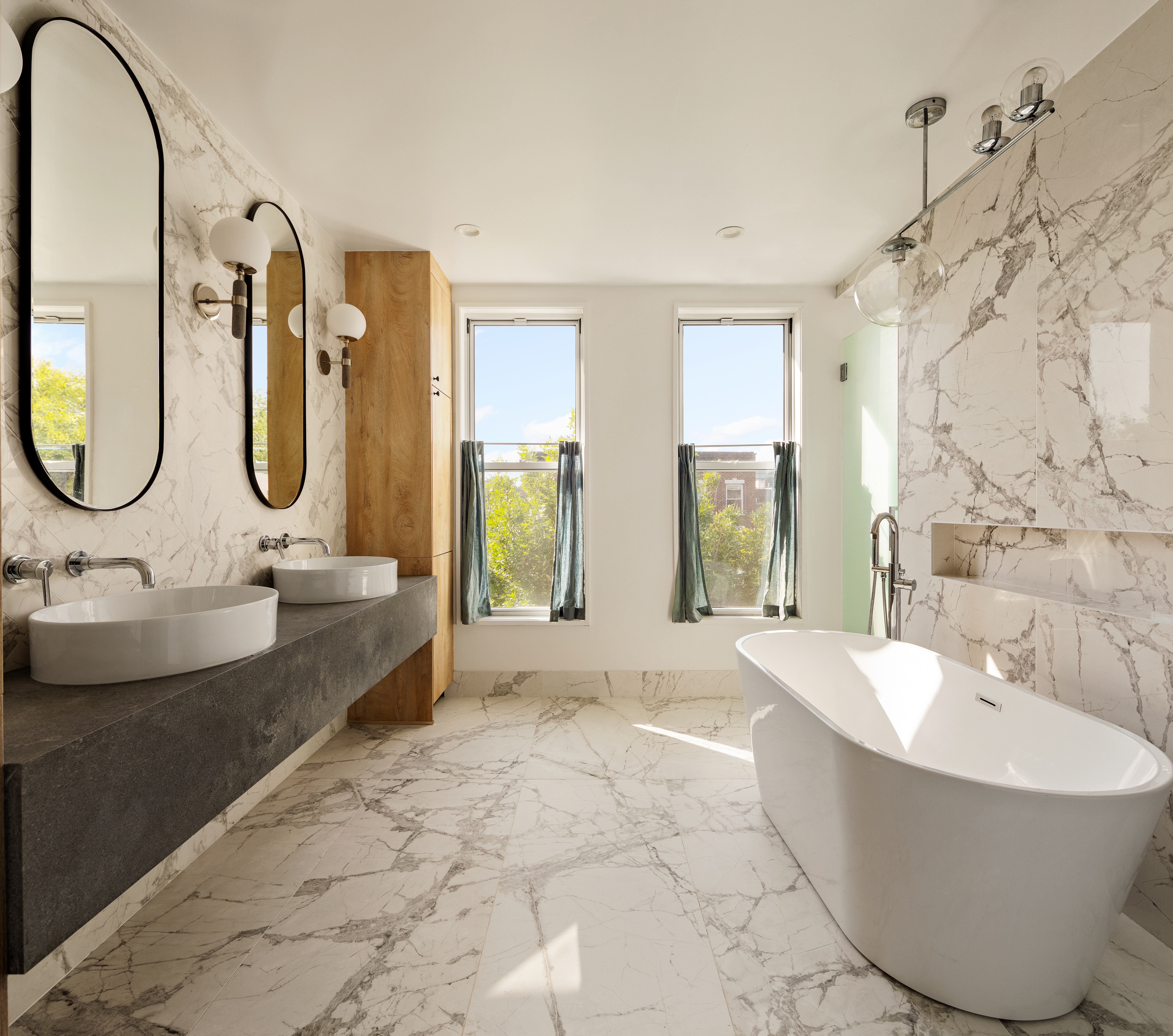 197 Madison Street Brooklyn, NY 11216 - Photo 9 of 19 a bathroom with a tub sink and mirror