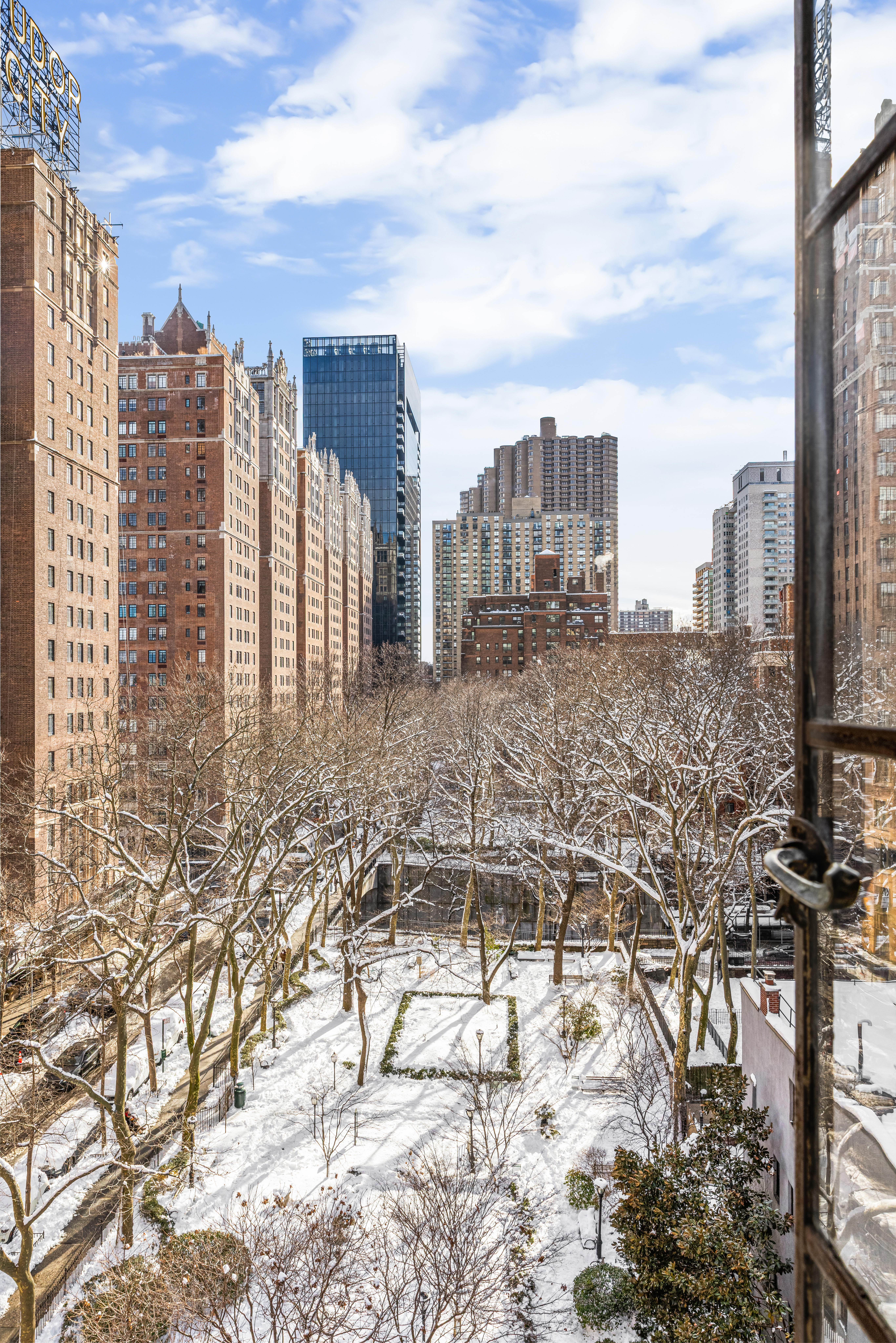 333 East 43rd Street, Unit 906 Manhattan, NY 10017 - Photo 5 of 17 a view of a city with tall buildings