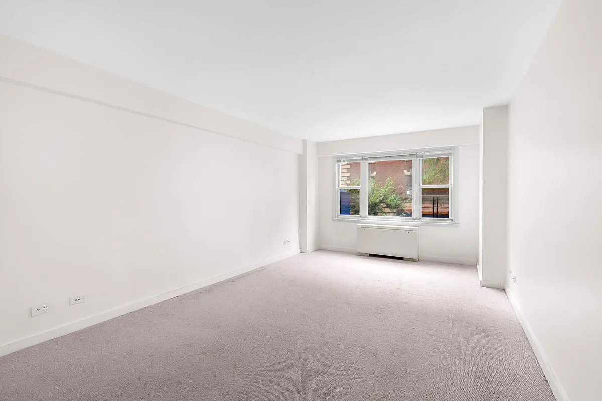 333 East 66th Street, Unit 2FE Manhattan, NY 10065 - Photo 7 of 19 an empty room with windows