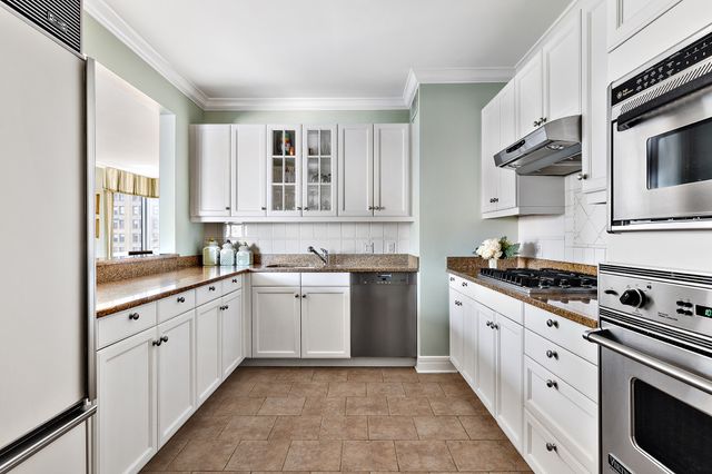 $1,675,000 | 10 West Street, Unit 16C | Battery Park City