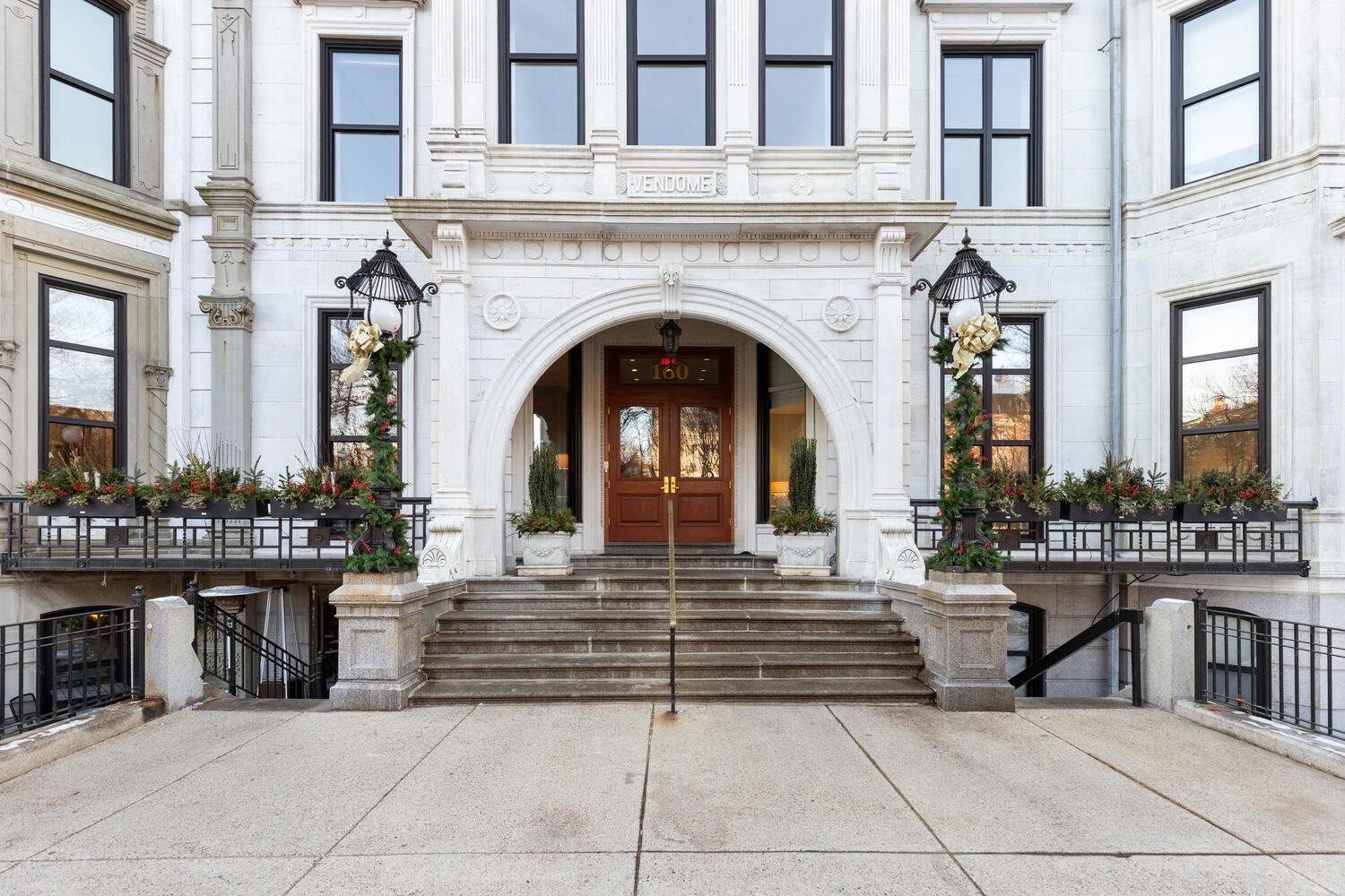 160 Commonwealth Avenue, Unit 410 Boston, MA 02116 - Photo 25 of 31 a view of building with sitting area