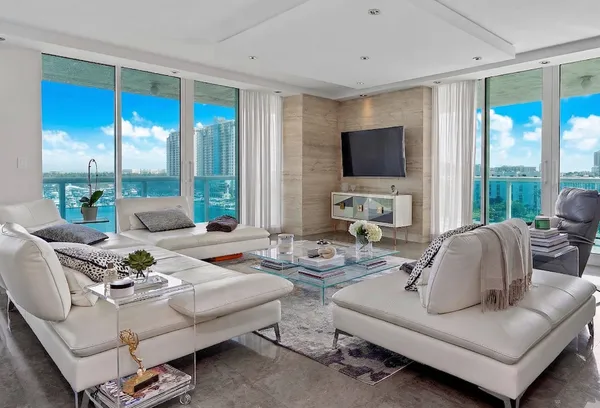 $3,900,000 | 10 Venetian Way, Unit 804, Miami Beach, FL 33139
