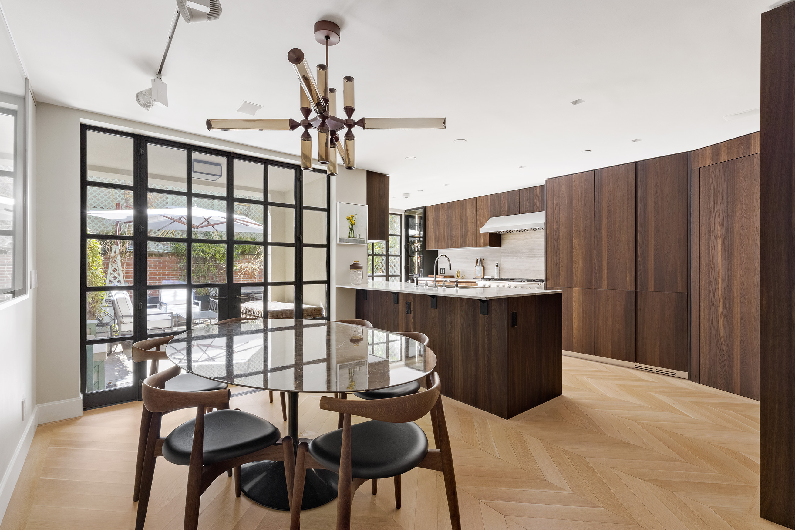 204 West 21st Street Manhattan, NY 10011 - Photo 4 of 17 a dining room with furniture and window