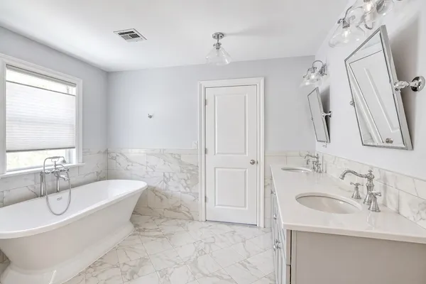 $1,299,000 | 42 Skunks Misery Road, Locust Valley, NY 11560