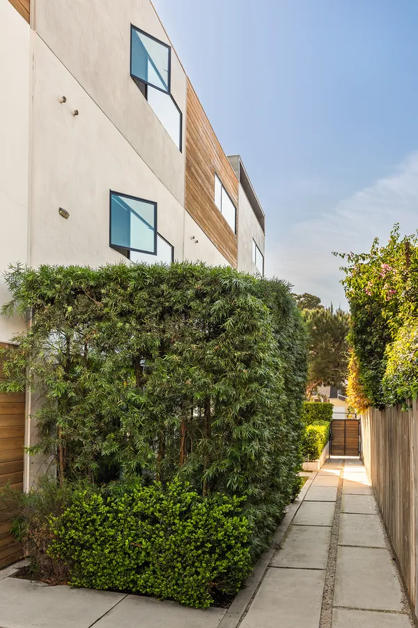 $1,100,000 | 860 1/2 South Wilton Place, Los Angeles, CA 90005