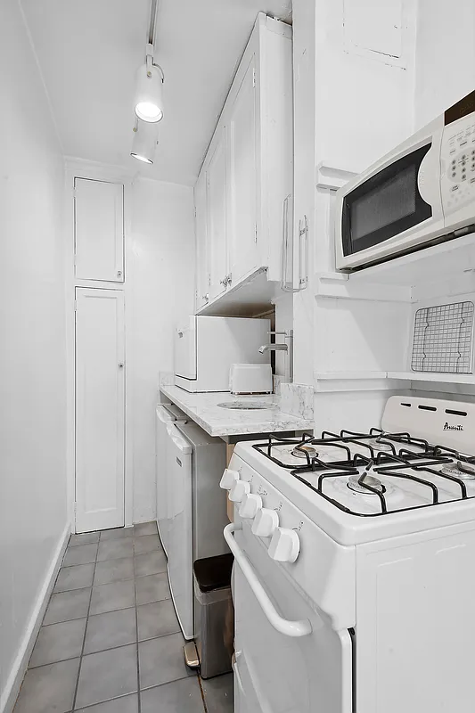 321 East 54th Street, Unit 10J Manhattan, NY 10022 - Photo 3 of 8