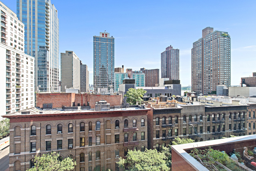 400 East 90th Street, Unit 7E Manhattan, NY 10128 - Photo 4 of 12 a view of city with tall buildings