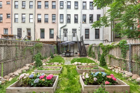 a view of a fountain in front of a building