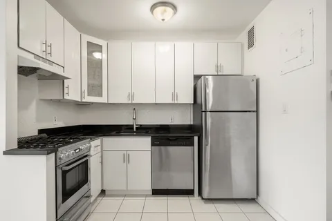 $615,000 | 170 West 23rd Street, Unit 5R | Chelsea