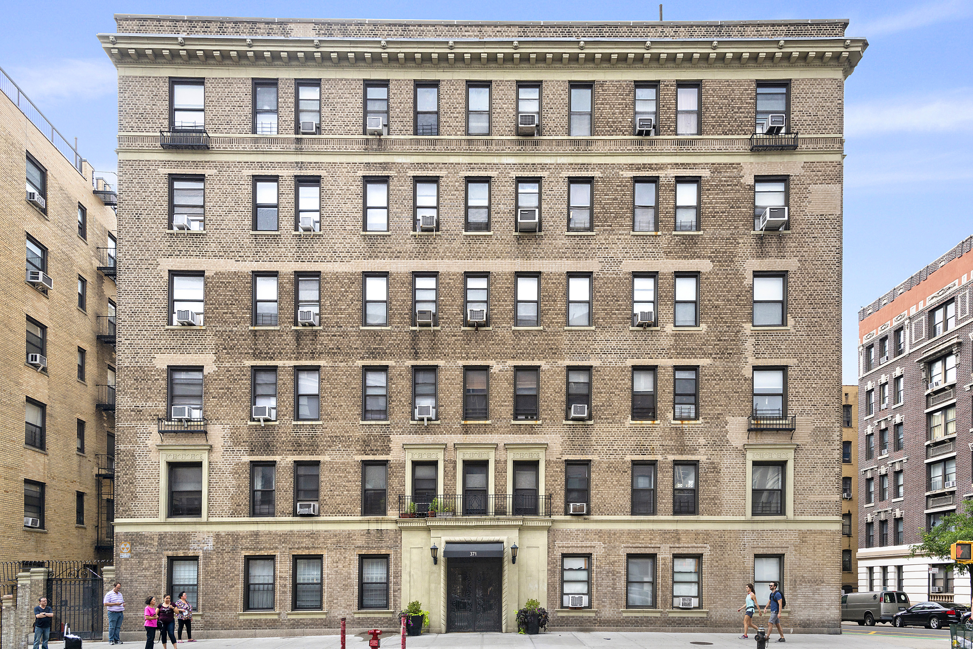 371 Fort Washington Avenue, Unit 4B Manhattan, NY 10033 - Photo 9 of 14 a front view of a large building