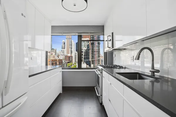 $1,850,000 | 300 East 59th Street, Unit 705 | Sutton Place