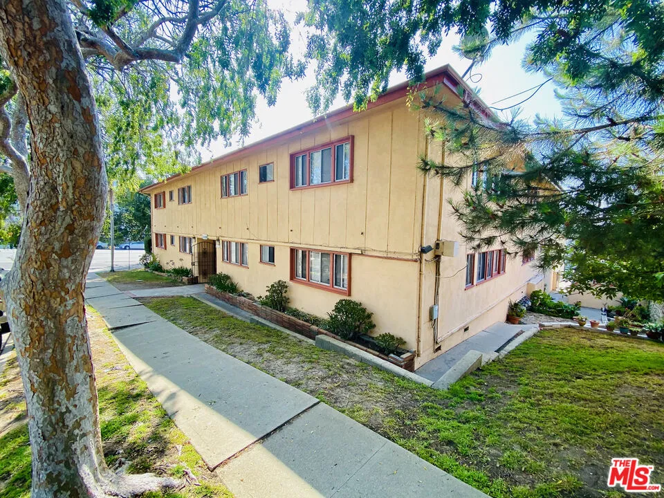 11150 Regent Street Los Angeles, CA 90034 - Photo 4 of 16 a view of a house with a yard