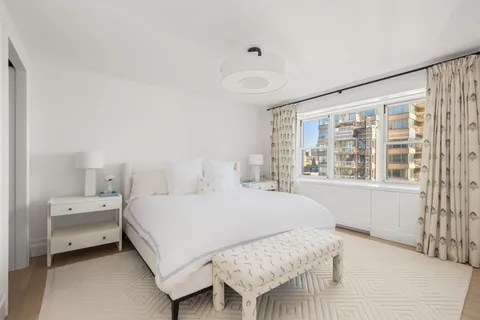 $3,595,000 | 150 East 69th Street, Unit 18S | Lenox Hill