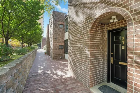 $3,200,000 | 37 Henry Street | Brooklyn Heights