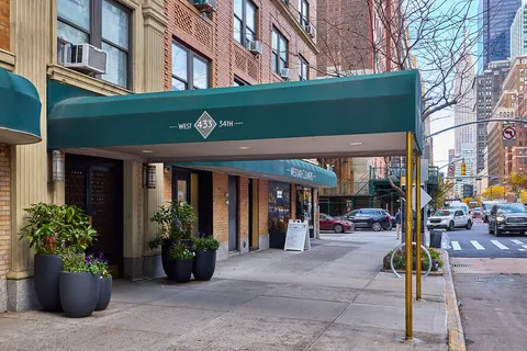 $695,000 | 433 West 34th Street, Unit 6A | Hudson Yards