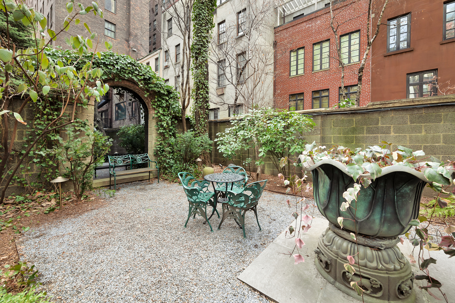 219 East 49th Street Manhattan, NY 10017 - Photo 18 of 19 a view of a chairs and table in the patio