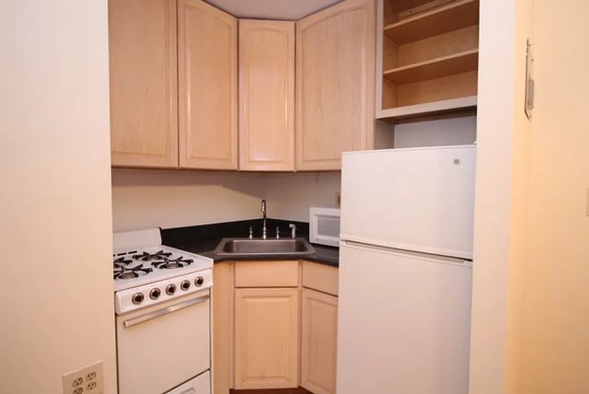 126 East 83rd Street, Unit B2 Manhattan, NY 10028 - Photo 3 of 4