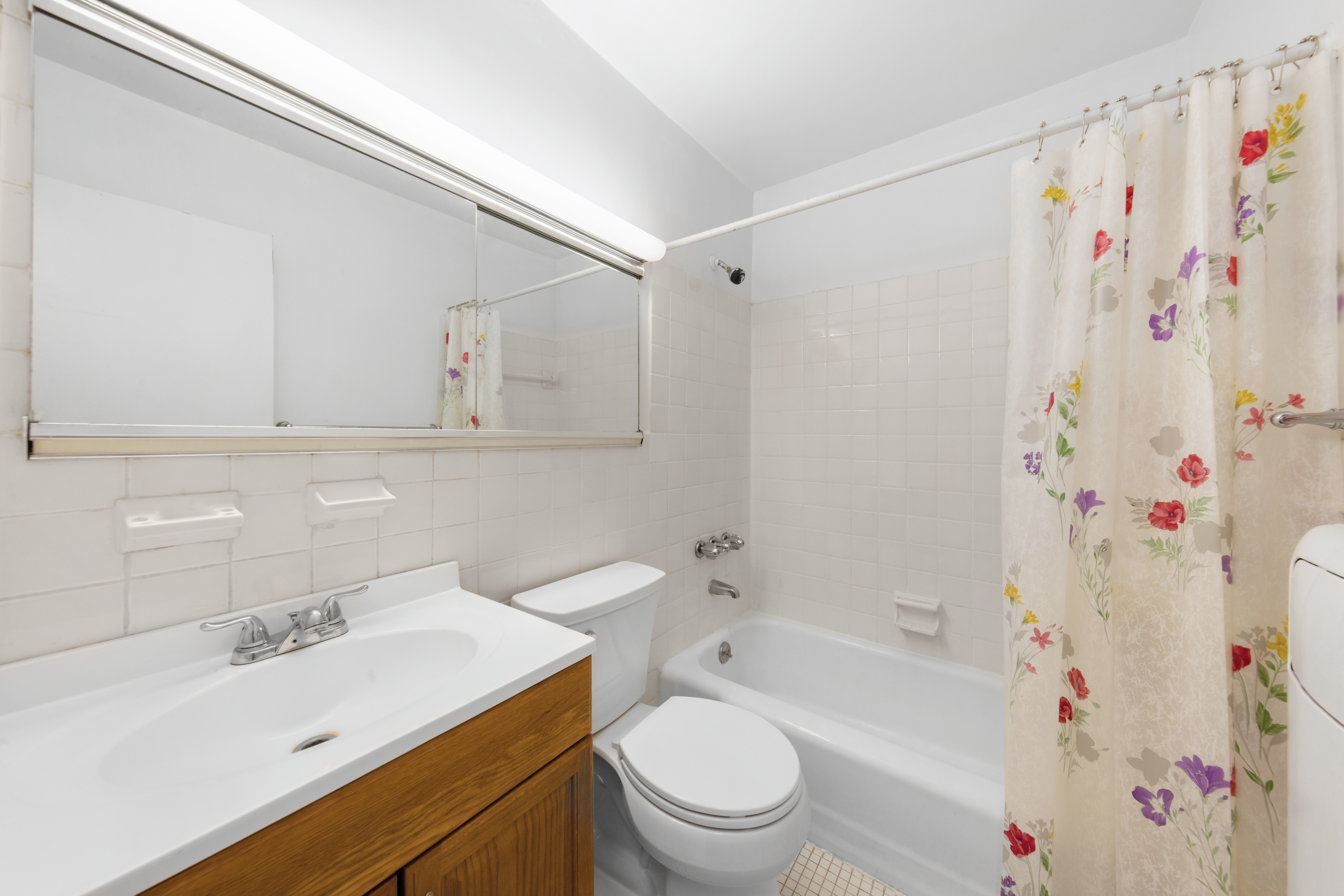 220 East 60th Street, Unit 6A Manhattan, NY 10022 - Photo 4 of 5 a bathroom with a sink a toilet and a bathtub