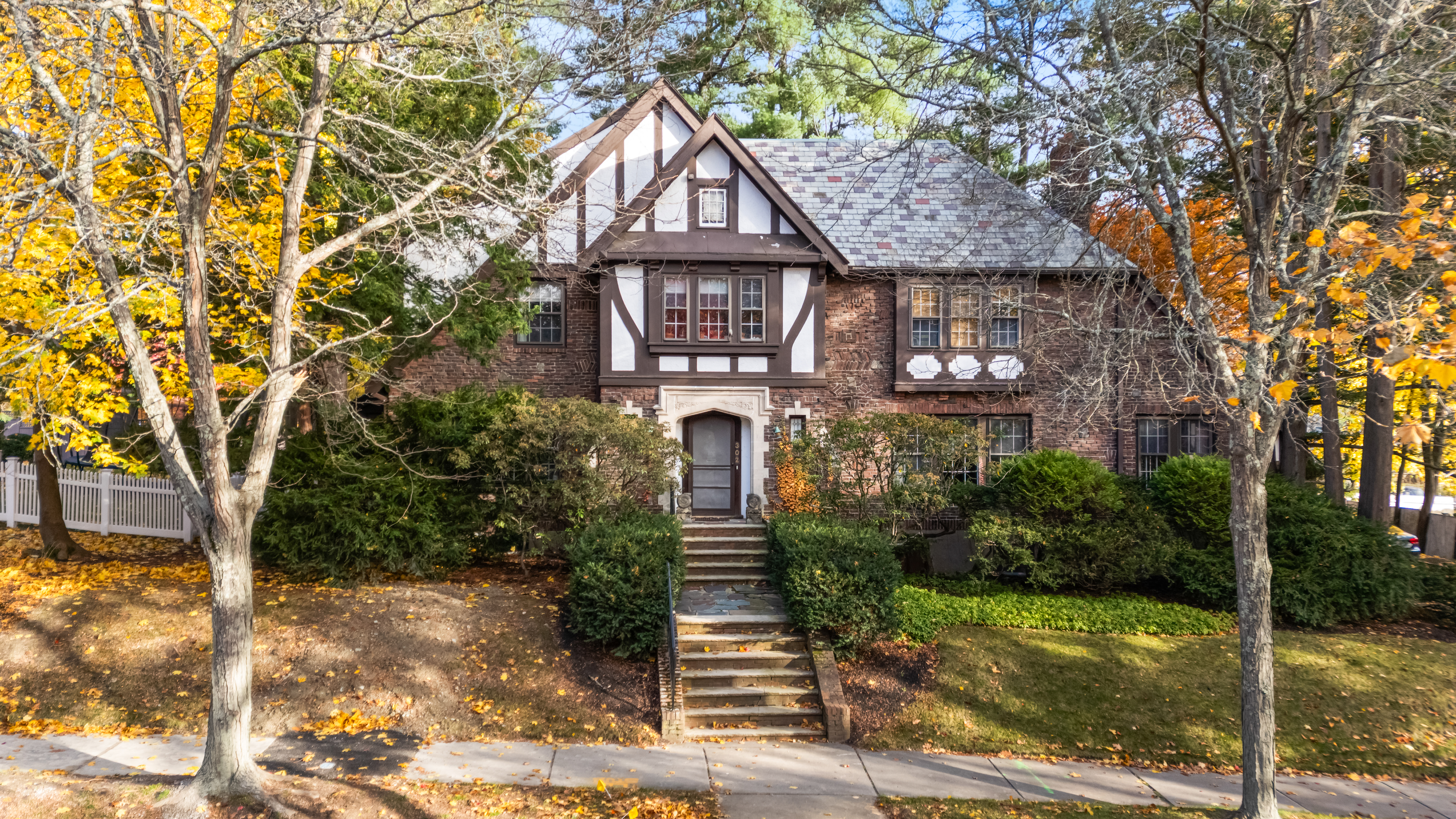 302 Dean Road Brookline, MA 02445 - Photo 1 of 20