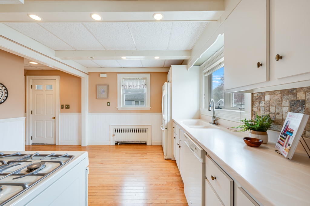 44 Jasper Street Saugus, MA 01906 - Photo 11 of 37