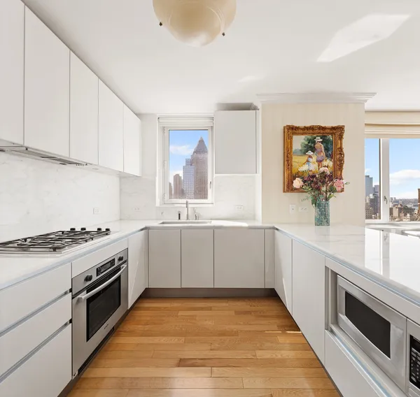 $2,988,000 | 322 West 57th Street, Unit 33U | Hell's Kitchen