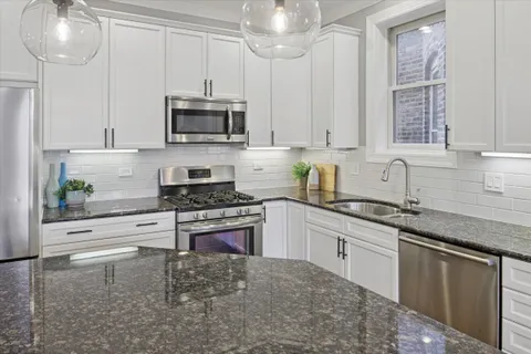 $570,000 | 3806 North Damen Avenue, Unit 2, Chicago, IL 60618