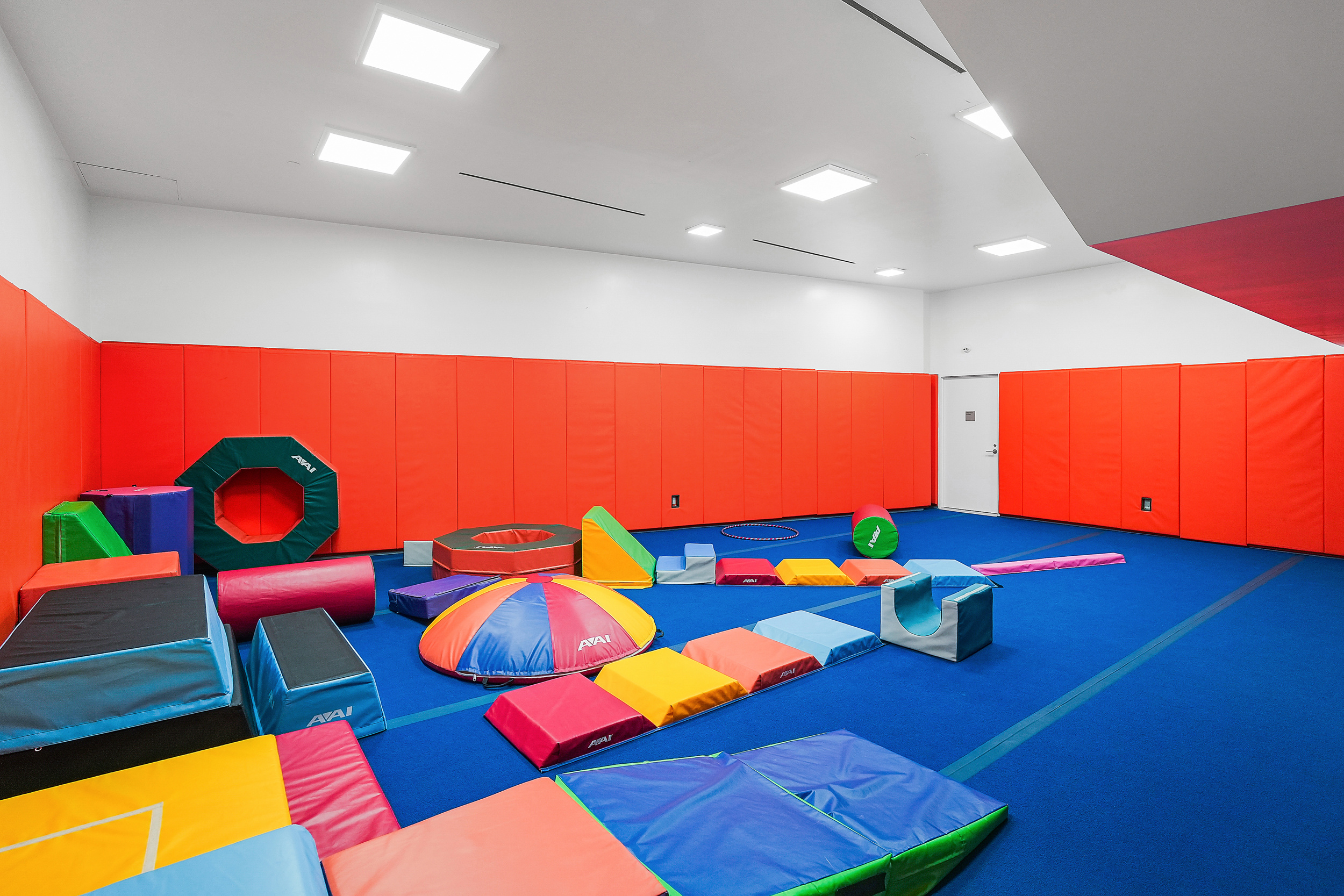 80 Riverside Boulevard, Unit 4H Manhattan, NY 10069 - Photo 12 of 17 a room with lots of furniture and rug