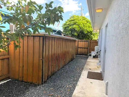 a view of a backyard