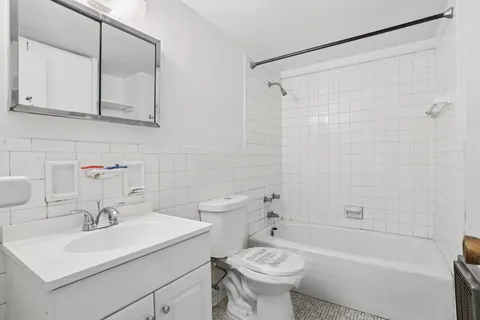 $495,000 | 330 East 49th Street, Unit 7M | Midtown East