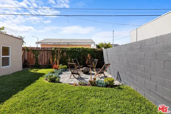 $1,078,000 | 2400 West 74th Street, Los Angeles, CA 90043