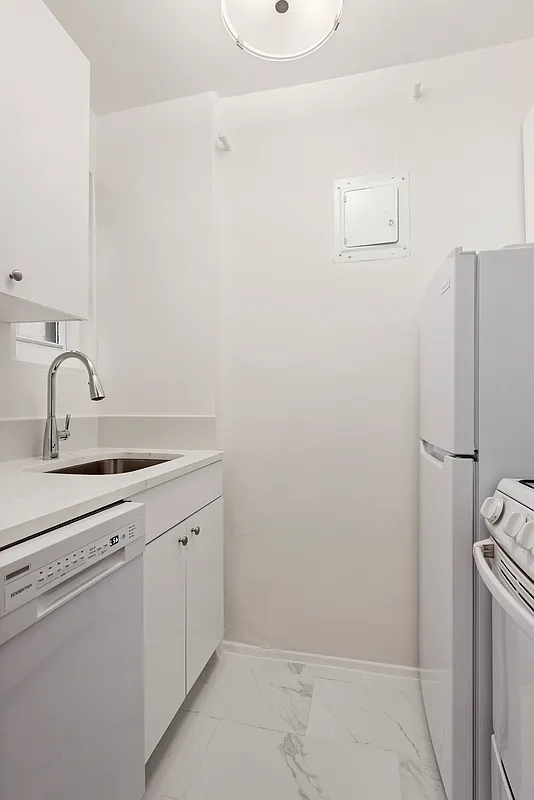 225 East 46th Street, Unit 8J Manhattan, NY 10017 - Photo 4 of 13 Gallery Image 4