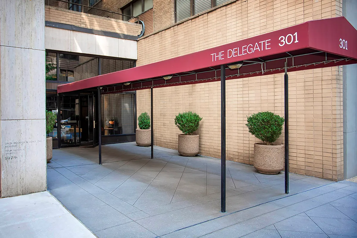 301 East 45th Street, Unit 8A Manhattan, NY 10017 - Photo 5 of 11 a view of a tables and chairs in patio of a building
