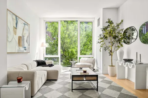 $889,000 | 540 West 49th Street, Unit 306S | Hell's Kitchen